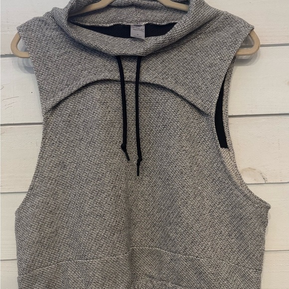 Te Verde cowl neck knit athletic vest Size Medium. Great condition! - Picture 11 of 15